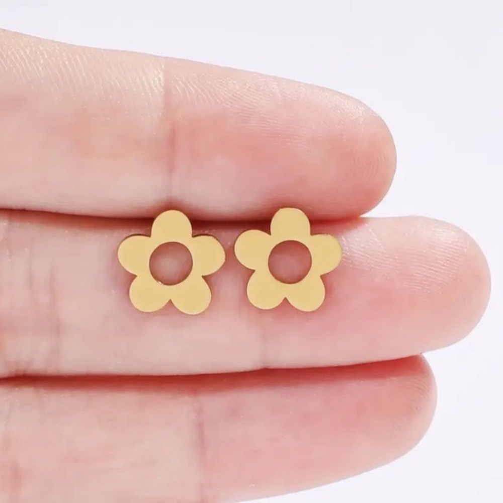NEW Dainty Flower stud Earrings in Gold color - Boutique